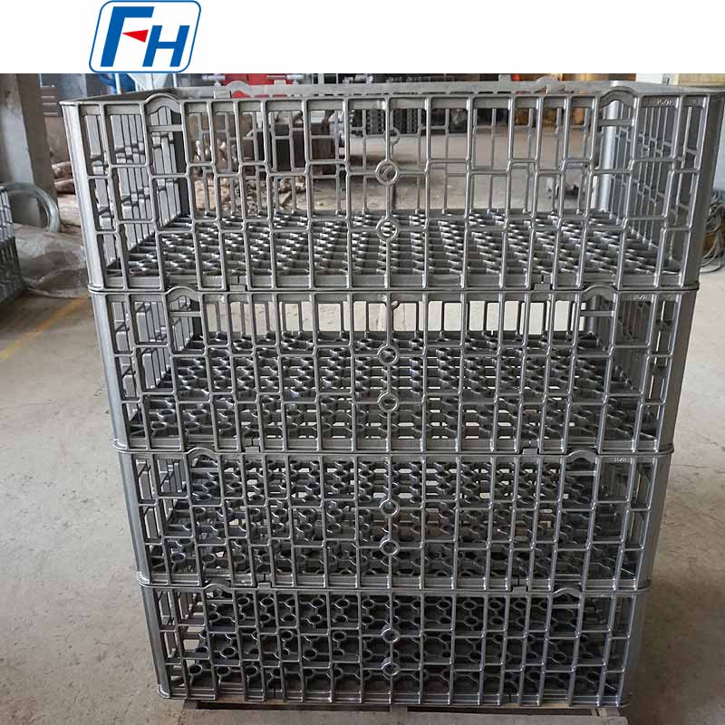 Kontinuierliche Gitterbandofen-Chargekörbe. Die Gitterstruktur erleichtert das schnelle Eintauchen von Werkstücken in das Medium