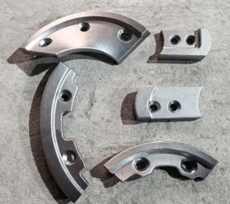 Welche Veränderungen treten in der Mikrostruktur verschleißfester Gussteile unter Hochtemperatur- und Hochdruckbedingungen auf?